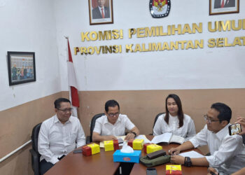 UMUMKAN PENDAFTARAN - Ketua Tim Seleksi Ani Cahyadi didampingi Sekretaris Tim Seleksi Varinia Pura Damayanti, dan anggota lainnya saat mengumumkan pendaftaran seleksi calon anggota KPU Tabalong, Minggu (26/11) sore.