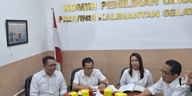 UMUMKAN PENDAFTARAN - Ketua Tim Seleksi Ani Cahyadi didampingi Sekretaris Tim Seleksi Varinia Pura Damayanti, dan anggota lainnya saat mengumumkan pendaftaran seleksi calon anggota KPU Tabalong, Minggu (26/11) sore.