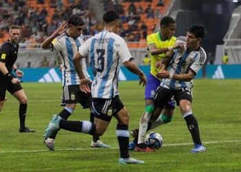 Berusaha Melewati - Pesepak bola Timnas Brasil U-17 Estevao berusaha melewati pemain Timnas Argentina U-17 pada pertandingan babak Perempat Final Piala Dunia U-17 2023 di Jakarta International Stadium (JIS), Jakarta, Jumat (24/11).