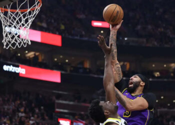 Pebola basket LA Lakers Anthony Davis (kanan) melakukan shoot dihadang pemain Utah Jazz Udoka