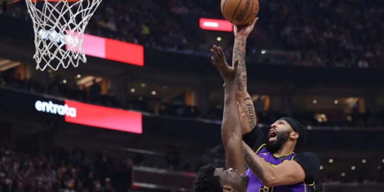 Pebola basket LA Lakers Anthony Davis (kanan) melakukan shoot dihadang pemain Utah Jazz Udoka