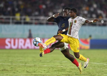 berebut bola - Pesepak bola Timnas Prancis Joachim Kayi Sanda (kiri) berebut bola dengan pesepak bola Timnas Mali Ibrahim Kanate pada pertandingan semi final Piala Dunia U-17 2023 di Stadion Manahan, Solo, Jawa Tengah, Selasa (28/11). 