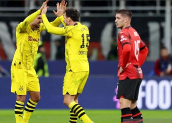 Merayakan Kemenangan - Pesepak bola Borussia Dortmund Emre Can (kiri) dan Mats Hummels merayakan kemenangan usai melawan AC Milan dalam laga Grup F Liga Champions di San Siro, Milan, Italia, Selasa (28/11/2023). Dortmund memetik poin penuh dengan kemenangan 3-1.