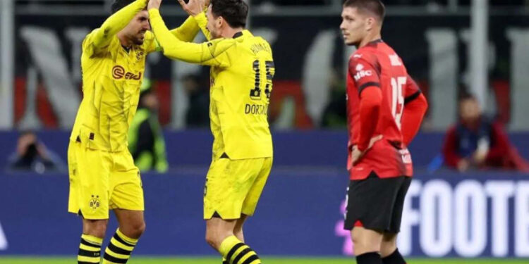 Merayakan Kemenangan - Pesepak bola Borussia Dortmund Emre Can (kiri) dan Mats Hummels merayakan kemenangan usai melawan AC Milan dalam laga Grup F Liga Champions di San Siro, Milan, Italia, Selasa (28/11/2023). Dortmund memetik poin penuh dengan kemenangan 3-1.
