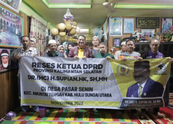 DENGARKAN ASPIRASI - Ketua DPRD Kalsel H Supian HK saat mendengarkan aspirasi warga saat melaksanakan kegiatan reses di Desa Pasar Senin, Kecamatan Amuntai Tengah, Kabupaten Hulu Sungai Utara.