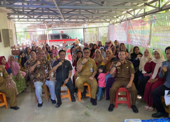 Sekretaris Komisi IV DPRD Kalsel, Firman Yusi, SP dan Kepala DP3APKB Provinsi Kalsel, Adi Santoso pada kegiatan pelatihan tersebut yang diselenggarakan di Desa Kampung Baru, Kecamatan Muara Uya, Kabupaten Tabalong.