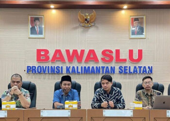 Ketua Bawaslu Provinsi Kalimantan Selatan, Aries Mardiono (kemeja biru) bersama tim di kantor Bawaslu Kalsel di Banjarmasin pada beberapa waktu lalu.
