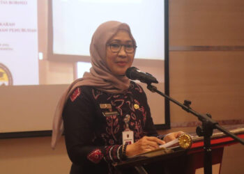 Staf Ahli Gubernur Bidang Kemasyarakatan dan SDM, Hj Husnul Hatimah saat menyampaikan sambutan tertulis Gubernur Kalsel pada pembukaan Konsorsium Universitas Universiti Borneo (KUUB) di Banjarmasin.