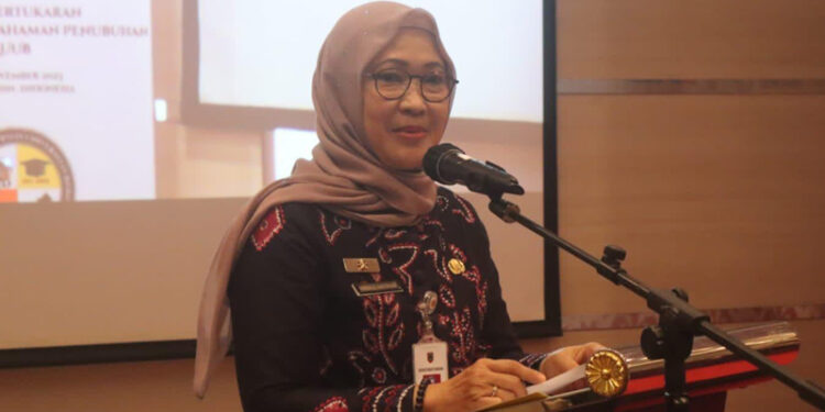 Staf Ahli Gubernur Bidang Kemasyarakatan dan SDM, Hj Husnul Hatimah saat menyampaikan sambutan tertulis Gubernur Kalsel pada pembukaan Konsorsium Universitas Universiti Borneo (KUUB) di Banjarmasin.