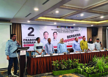 Ketua TKD Prabowo-Gibran Provinsi Kalsel dr H Sulaiman Umar saat menyampaikan sambutan didampingi Sekretaris HM Alpiya Rakhman SE MM dan Bendahara Hj Mariana beserta unsur pimpinan partai koalisinya.