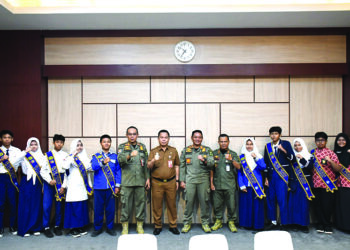 Sekda Kota Banjarmasin Ikhsan Budiman berfoto bersama Kepala Satpol PP Ahmad Muzaiyin, Sekretaris Satpol PP Dany Matera dan beberapa siswa SMP beserta jajaran terkait.