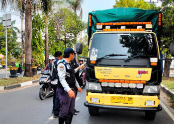 PETUGAS saat memeriksa salah satu truck di Jalan Brigjen TNI H Hasan Basry, kamis (16/11)