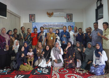 FORPAM Kalsel bersama PAM Bandarmasin berfoto bersama pelanggan usai melakukan sosoalisasi.