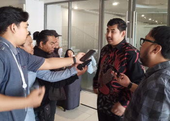 WARTAWAN CEGAT - Para peserta UKW melakukan wawancaran cegat kepada Ketua DPRD Kota Banjarbaru Fadliansyah di pintu keluar Chinese Room Hotel Novotel Banjarbaru.