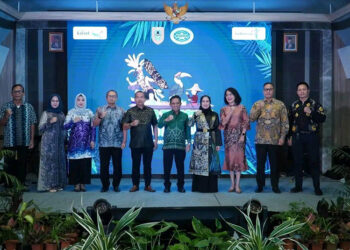 WAWALI Banjarmasin H Ariffin Noor berfoto bersama usai pembukaan Pasar Terapung Traveling Mart di Hotel Harper Banjarmasin, Senin (20/11) malam.