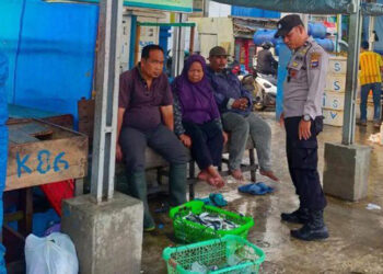 Personel Polsek KPL Banjarmasin saat patroli cipkon rutin di Pelabuhan TPI Banjar Raya.