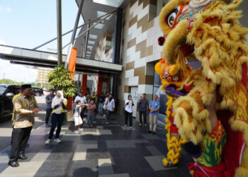 GUBERNUR Kalsel Sahbirin Noor menyaksikan atraksi barongsai di Q-Mall Banjarbaru, Minggu (5/11) siang.