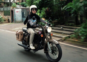 Dian Ayu dan motor Royal Enfield yang dilelang untuk Palestina.