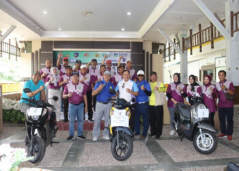 SERAHKAN TROPY-PJ Bupati Tapin M Syafrudin Mpd saat menyerahkan tropy dan hadiah kepada juara open Tapin golf turnamen.