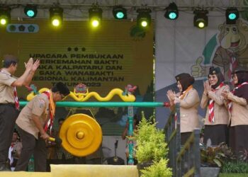 GUBERNUR Sahbirin Noor selaku Kamabida Gerakan Pramuka Kalsel, didampingi Dirjen PKTL Kementerian LHK Hanif Faisol Nurrofiq dan Ketua Kwarda Gerakan Pramuka Kalsel Hj Raudatul Jannah, memukul gong sebagai tanda dibukanya Pertikawan Regional Kalimantan tahun 2023. 