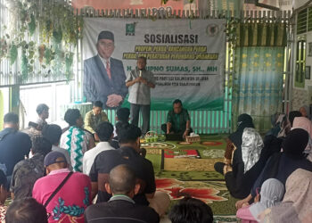 ANGGOTA Fraksi PKB DPRD Provinsi Kalsel H Suripno Sumas SH MH didampingi naraaumber Dr Ir Sugiarto Sumas MT saat menggelar sosialisasi undang-undang Pemilu.