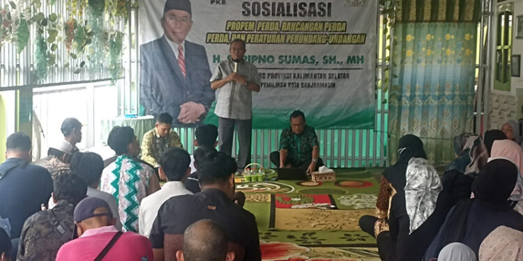ANGGOTA Fraksi PKB DPRD Provinsi Kalsel H Suripno Sumas SH MH didampingi naraaumber Dr Ir Sugiarto Sumas MT saat menggelar sosialisasi undang-undang Pemilu.