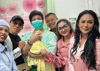 Atta Halilintar menggendong anak keduanya dan dikelilingi keluarga.
