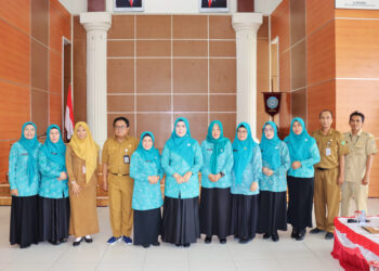 PEMBINAAN POSYANDU-PJ Ketua TP PKK Masrupah, saat foto bersama pada kegiatan pembinaan Posyandu 6 meja yang dilaksanakan Dinas Pertanian & Ketahanan Pangan (DPKP) Provinsi Kalimantan Selatan bekerjasama dengan TP PKK Provinsi Kalsel di kabupaten Tapin. 