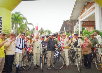 PAMAN Birin berfoto bersama para ontheles sebelum meninggalkan area Mahligai Pancasila di Kompleks Kediaman Gubernur Kalsel, Senin (13/11). 