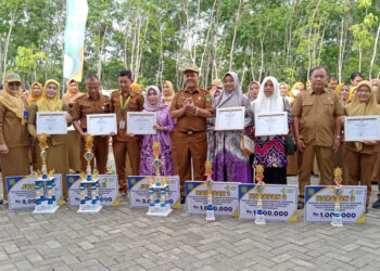 SERAHKAN TROPI-Kepala Dinas Kesehatan Dr H Alfian Yusuf saat foto bersama usai menyerahkan tropi dan piagam penghargaan pada puncak HKN ke 59 di kabupaten Tapin. 