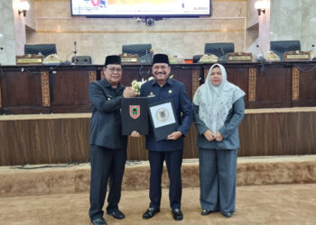 GUBERNUR Kalsel Sahbirin Noor dan Ketua DPRD Kalsel Supian HK, serta Wakil Ketua DPRD Kalsel Hj Mariana berfoto usai penetapan Raperda APBD 2024 menjadi Perda, Kamis (16/11). 