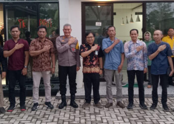 KAPOLRES Tapin berfoto bersama bawaslu, kpu, dan forkopimda saat acara Ngupi Bakisahan, Jumat (17/11).