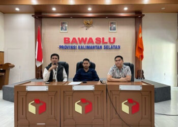 KOMISIONER Bawaslu Kalsel Radini saat menjelaskan hasil pleno Kepala Dinas Pendidikan dan Kebudayaan Kalsel Muhammadun terkait dugaan pelanggaran netralitas jelang Pemilu Tahun  2024.