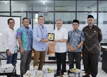 ROMBONGAN Komisi II DPRD Kalsel berfoto bersama Direktur Utama Bank Kalsel Fahruddin dan Kepala Cabang Bank Kalsel Pelaihari Iwan usai melaksanakan monitoring kinerja.