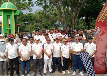 JALAN SEHAT-PJ Bupati Tapin M Syarifudin MPd saat bersama - sama melepas peserta jalan sehat Kormi dalam rangka memeriahkan hari jadi kabupaten Tapin Ke 58. 