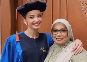 Enzy Storia dan ibunda.