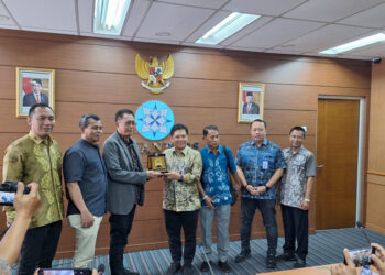 SEKRETARIS DPRD Kalsel Muhammad Jaini memberikan kenang-kenangan kepada Anggota Dewan Pers,Ketua Komisi Hubungan Antar Lembaga dan Luar Negeri Totok Suryanto. 