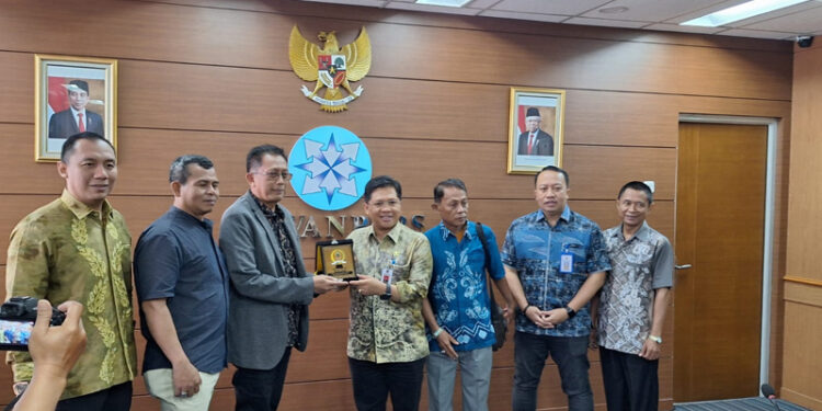 SEKRETARIS DPRD Kalsel Muhammad Jaini memberikan kenang-kenangan kepada Anggota Dewan Pers,Ketua Komisi Hubungan Antar Lembaga dan Luar Negeri Totok Suryanto. 