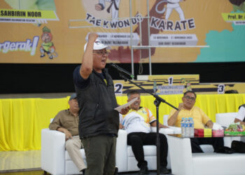 GUBERNUR Kalsel Sahbirin Noor menyemangati para atlet, saat membuka Cabang Olahraga Karate pada POMNas XVIII Tahun 2023, Minggu (19/11). 