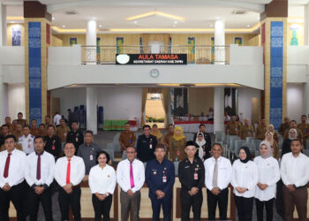 KESEPAKATAN-PJ Bupati Tapin M Syarifudin MPd dan Kepala Kejaksaan Negeri Tapin Adi Fakhrudin SH MH, saat penandatanganan kesepakatan bersama penyelesaian masalah Napza di Kabupaten Tapin. 