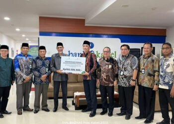 DIREKTUR Utama Bank Kalsel Fahruddin saat menyerahkan donasi Membasuh Luka Palestina ke BAZNAS Kalsel.