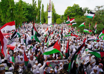 RIBUAN warga memadati Halaman CBS Martapura saat mengikuti Aksi Bela Akbar Palestina.