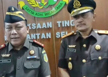 KAJATI Kalsel Mukri (kiri) bersama almarhum Wakajati Kalsel Raja Ulung Padang.