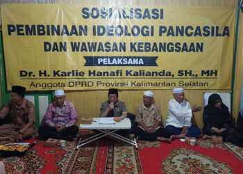 SOSIALISASI - Anggota DPRD Kalsel Dr H Karlie Hanafi Kalianda SH MH saat menyampaikan materi Sosialisasi Revitalisasi dan Aktulisasi Nilai-nilai ideologi Pancasila di Marabahan.