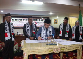 NOTA KESEPAKATAN-Ketua DPRD Tapin H Yamani SAK MM bersama PJ Bupati Tapin M Syafrudin Mpd, Wakil Ketua 1 DPRD Tapin H Midfay Syahbani, Wakil Ketua 2 DPRD Tapin Hj Herny Mustika dan Sekretaris Daerah Tapin Dr H Sufiansyah MAP saat penandatanganan nota kesepakatan APBD TA 2024 pada rapat paripurna DPRD Tapin, Senin (27/11). 