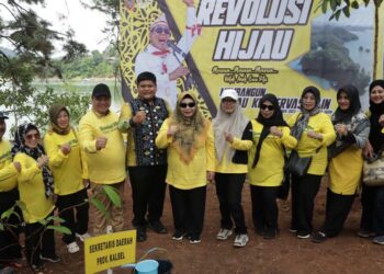 KETUA TP PKK Kalsel Hj Raudatul Jannah bersama Sekdaprov Roy Rizali Anwar, Kadishut Fathimatuzzahra dan Tokoh Pemuda Peduli Lingkungan H Sandi Fitrian Noor, foto bersama usai melakukan penanaman pohon ulin, Selasa (28/11) siang. 