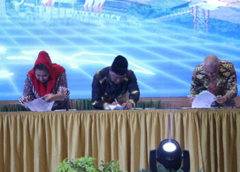 GUBERNUR Kalimantan Selatan H Sahbirin Noor saat menandatangani hibah serah terima atau alih status penggunaan barang milik negara (BMN) Kementerian Pekerjaan Umum dan Perumahan Rakyat (PUPR) RI, di Jakarta.