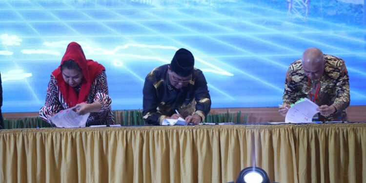 GUBERNUR Kalimantan Selatan H Sahbirin Noor saat menandatangani hibah serah terima atau alih status penggunaan barang milik negara (BMN) Kementerian Pekerjaan Umum dan Perumahan Rakyat (PUPR) RI, di Jakarta.