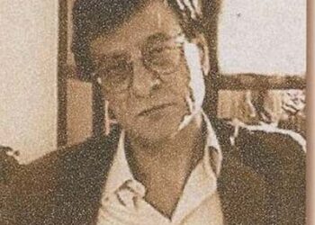 Mahmoud Darwish dalam sampul buku puisinya Exile's Poet.