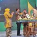 SUAPI PJ BUPATI - Gubernur Kalsel H Sahbirin Noor memberikan suapan nasi tumpeng kepada Penjabat (Pj) Bupati Tapin M Syarifuddin, pada peringan Hari Jadi ke 58 Kabupaten Tapin, Kamis (30/11).